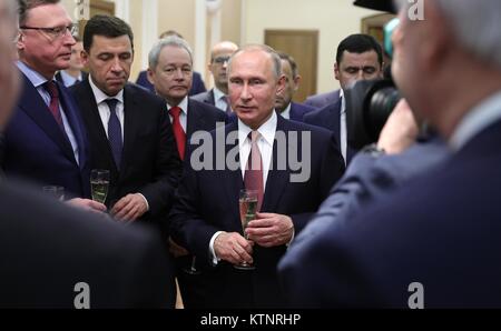 Moscou, Russie. Dec 27, 2017. Le président russe Vladimir Poutine lors d'une réception pour le Nouvel An avec les gouverneurs régionaux actuels et anciens à l'État Kremlin Palace le 27 décembre 2017 à Moscou, Russie. Credit : Planetpix/Alamy Live News Banque D'Images