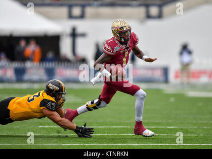 Shreveport, LA, USA. Dec 27, 2017. Florida State Seminoles quarterback James Blackman (1) brouille au cours de l'indépendance de la NCAA Walk-On Bowl match entre la Southern Mississippi Golden Eagles et la Florida State Seminoles au stade de l'indépendance à Shreveport, en Louisiane. Chris Brown/CSM/Alamy Live News Banque D'Images