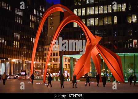 Chicago, USA. 27 décembre 2017. Météo USA : des employés de bureau sur le chemin de la maison passent devant 'Flamingo', une sculpture de 53 pieds de hauteur, créé par l'artiste Alexander Calder, comme la ville de Chicago d'expérience des températures sous zéro. Avec les effets du refroidissement éolien, les températures devraient être -22C à -32C. Crédit : Stephen Chung / Alamy Live News Banque D'Images