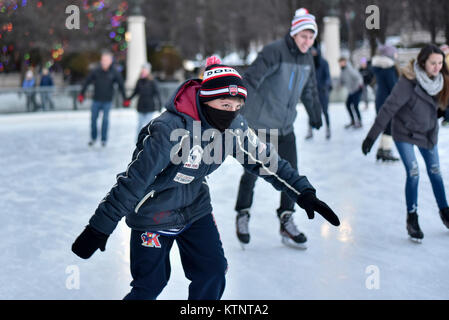 Chicago, USA. 27 décembre 2017. USA Météo : patineurs profitez de la patinoire dans le Parc du millénaire comme la ville de Chicago d'expérience des températures sous zéro. Avec les effets du refroidissement éolien, les températures devraient être -22C à -32C. Crédit : Stephen Chung / Alamy Live News Banque D'Images