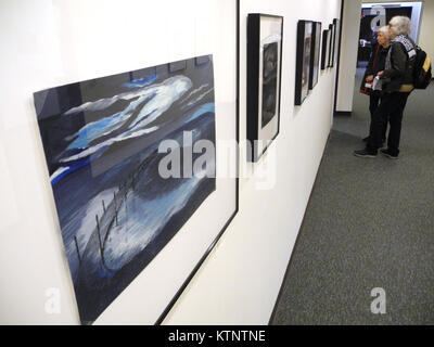 New York, USA. 1er décembre 2017. La photo "Sans titre (Pier)' par Muhammed Ansi sur spectacle à l'exposition "Ode à la mer : Art de Guantanamo Bay' au John Jay College of Criminal Justice à New York, USA, 1 décembre 2017. Credit : Johannes Schmitt-Tegge/dpa/Alamy Live News Banque D'Images