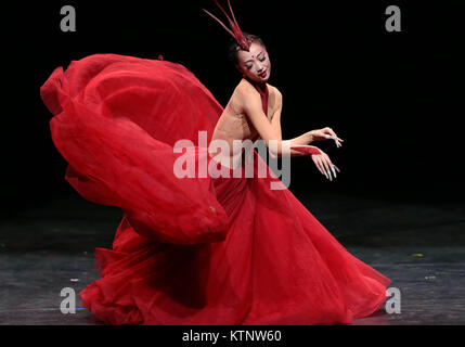 Beijing, Chine. Dec 27, 2017. Chanson Jie, un danseur de la troupe de danse de l'Opéra de Shanghai, lors du spectacle de danse annuel 2017 la tour à Beijing, capitale de Chine, le 27 décembre 2017. Le petit tour est un examen de la danse locale de 2017. Credit : Cai Yang/Xinhua/Alamy Live News Banque D'Images