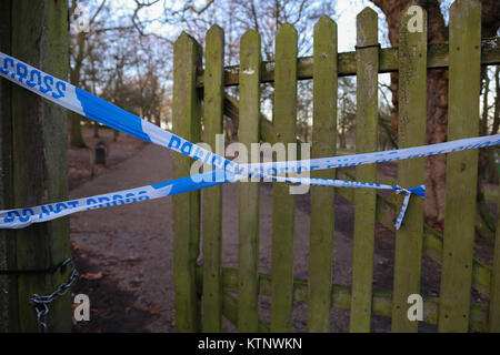 Finsbury Park. Londres, Royaume-Uni. 28 Dec, 2017. Une tente de la police sur les lieux d'un crime autour de football et la section Softball dans Finsbury Park au nord de Londres. Une grande partie du parc a été bouclée par la police, comme l'agent de police scientifique sont sur la scène. La police métropolitaine a lancé une enquête pour meurtre après le corps d'une femme a été trouvée dans Finsbury Park au nord de Londres. Credit : Dinendra Haria/Alamy Live News Banque D'Images