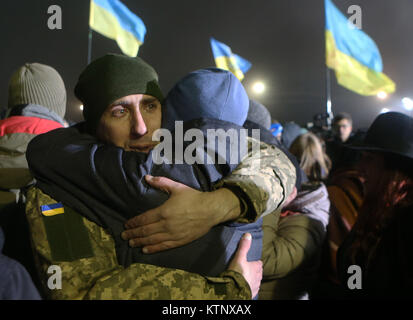 Kiev. 28 Dec, 2017. La famille bienvenue soldats ukrainiens pro-gouvernementaux et civils comme ils arrivent à Kiev, Ukraine, le 28 décembre, 2017. Le gouvernement ukrainien et pro-indépendance les insurgés dans l'Est du pays le mercredi ont effectué leur plus grand échange de prisonniers depuis le début du conflit en avril 2014, selon les rapports des partis rivaux. Au cours de l'échange, les rebelles à Donetsk et Lougansk ont transféré 74 soldats ukrainiens pro-gouvernementaux et civils à Kiev. Source : Xinhua/Alamy Live News Banque D'Images