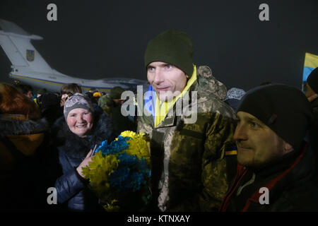 Kiev. 28 Dec, 2017. La famille bienvenue soldats ukrainiens pro-gouvernementaux et civils comme ils arrivent à Kiev, Ukraine, le 28 décembre, 2017. Le gouvernement ukrainien et pro-indépendance les insurgés dans l'Est du pays le mercredi ont effectué leur plus grand échange de prisonniers depuis le début du conflit en avril 2014, selon les rapports des partis rivaux. Au cours de l'échange, les rebelles à Donetsk et Lougansk ont transféré 74 soldats ukrainiens pro-gouvernementaux et civils à Kiev. Source : Xinhua/Alamy Live News Banque D'Images