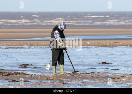 Southport, Merseyside, ensoleillée à Southport. Le 28 décembre 2017. Météo britannique. Un matin chaud et ensoleillé d'un metal detectorist accueille la chasse de trésors enterrés sur la plage de Southport Merseyside. Une belle journée ensoleillée est prévu avec des températures chutant à révéler un soir glacial et clair. Credit : Cernan Elias/Alamy Live News Banque D'Images