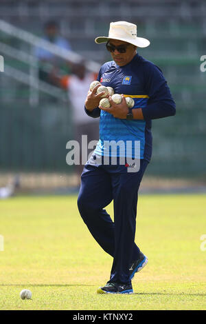 Colombo, Sri Lanka. 28 Dec, 2017. Le Sri Lanka a récemment nommé entraîneur de cricket head Hathurusingha Chandika transporte l'équipement durant une séance d'essai à la R. Premadasa Stadium à Colombo.Sri Lanka sont prévues pour prendre part à un tri-nations, série internationale d'une journée en janvier contre le Zimbabwe et le Bangladesh à Dhaka. Credit : Vimukthi Embuldeniya/Alamy Live News Banque D'Images