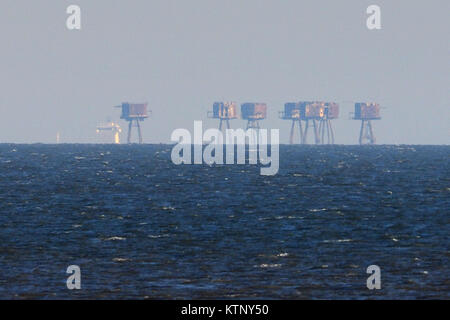 Sheerness, Kent, UK. 28 Dec, 2017. Météo France : un lumineux, ensoleillé et froid à Sheerness. Un navire part passé les sables rouges forts à l'estuaire de la Tamise. Credit : James Bell/Alamy Live News Banque D'Images