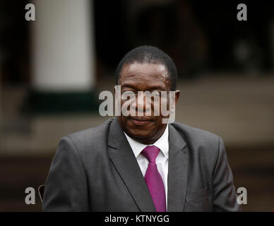 Harare, Zimbabwe. 28 Dec, 2017. Le Président du Zimbabwe, Emmerson Mnangagwa assiste à la cérémonie d'inauguration des vice-présidents à Harare, Zimbabwe, 28 décembre 2017. Patron de l'armée à la retraite Constantino Chiwenga et Kembo Mohadi, homme politique chevronné le jeudi ont été assermenté comme Zimbabwe's co-vice-présidents. Credit : Shaun Jusa/Xinhua/Alamy Live News Banque D'Images