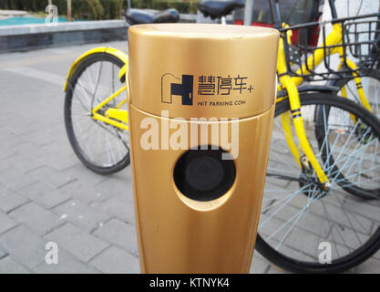 Beijing, Beijing, Chine. Dec 27, 2017. Beijing, Chine 27 décembre 2017 :(usage éditorial uniquement. Chine OUT) .parking intelligents peuvent être vu sur la rue à Beijing. Crédit : SIPA Asie/ZUMA/Alamy Fil Live News Banque D'Images