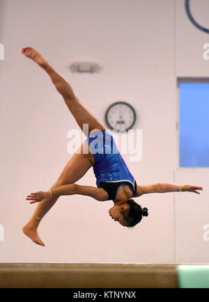 West Des Moines, États-Unis d'Amérique. Dec 27, 2017. Li Qi, membre de l'équipe de gymnastique des femmes, est perçue au cours de l'entraînement à la gymnastique et la danse du Chow Institute à West Des Moines, Iowa, États-Unis, le 27 décembre 2017. Quatre gymnastes femmes chinoises ont été inscrits à un programme de formation de 20 jours depuis le 11 décembre. Credit : Yin Bogu/Xinhua/Alamy Live News Banque D'Images