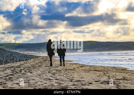 Ynyslas Beach, au Pays de Galles. 28 Dec, 2017. Météo britannique. Deux femelles marcher le long Ynyslas beach, Mid Wales Crédit : Kristian Bond/Alamy Live News Banque D'Images