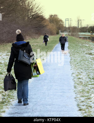 Glasgow, Ecosse, Royaume-Uni. 28 Dec, 2017. Météo France : chemin de halage sur le Forth and Clyde canal considère les gens à la maison sur ce que devrait être la plus froide nuit de l'année. Credit : Gérard ferry/Alamy Live News Banque D'Images