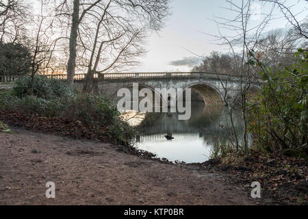 Clumber Park bridge au coucher du soleil. Reflet dans l'eau à Clumber Park, Worksop, Nottinghamshire Banque D'Images