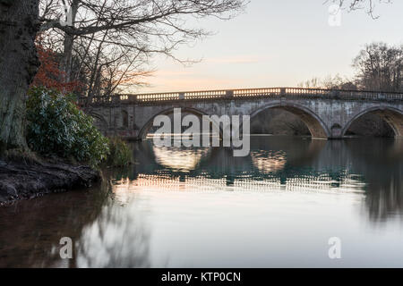 Clumber Park bridge au coucher du soleil. Reflet dans l'eau à Clumber Park, Worksop, Nottinghamshire Banque D'Images