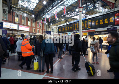 Londres, Royaume-Uni. 28 Dec, 2017. Les banlieusards file comme quatre grandes gares ferroviaires de Londres fermée en raison de travaux d'ingénierie essentielles. Charing Cross, London Bridge, Waterloo East et Canon Street restent fermés au cours de la période des fêtes Crédit : Keith Larby/Alamy Live News Banque D'Images