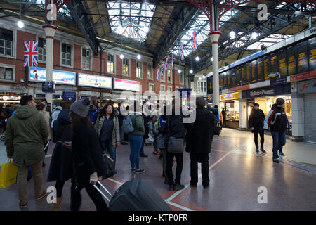 Londres, Royaume-Uni. 28 Dec, 2017. Les banlieusards file comme quatre grandes gares ferroviaires de Londres fermée en raison de travaux d'ingénierie essentielles. Charing Cross, London Bridge, Waterloo East et Canon Street restent fermés au cours de la période des fêtes Crédit : Keith Larby/Alamy Live News Banque D'Images