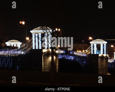 Saint-pétersbourg, Russie. 28 Dec, 2017. St Petersburg allumé pour la nouvelle année 2018, St.Petersburg, Russia Crédit : Nastia M/Alamy Live News Banque D'Images