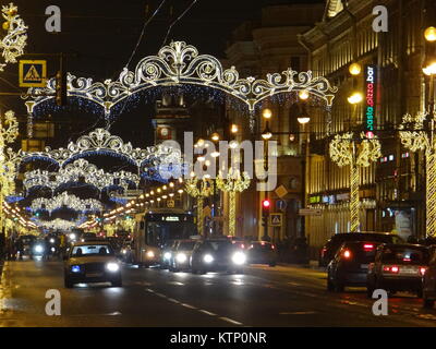 Saint-pétersbourg, Russie. 28 Dec, 2017. St Petersburg allumé pour la nouvelle année 2018, St.Petersburg, Russia Crédit : Nastia M/Alamy Live News Banque D'Images