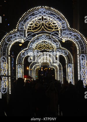 Saint-pétersbourg, Russie. 28 Dec, 2017. St Petersburg allumé pour la nouvelle année 2018, St.Petersburg, Russia Crédit : Nastia M/Alamy Live News Banque D'Images