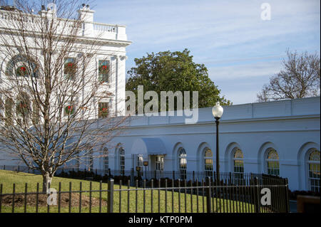 Washington, USA. Déc 26, 2017. Côté Nord de la Maison Blanche à Washington, DC montrant l'historique Jackson le magnolia, centre, qui devrait être supprimée dès le Mardi, Décembre 26, 2017. Credit : Ron Sachs/CNP (restriction : NO New York ou le New Jersey Journaux ou journaux dans un rayon de 75 km de la ville de New York) - PAS DE SERVICE DE FIL - Credit : Ron Sachs/consolidé/dpa/Alamy Live News Banque D'Images