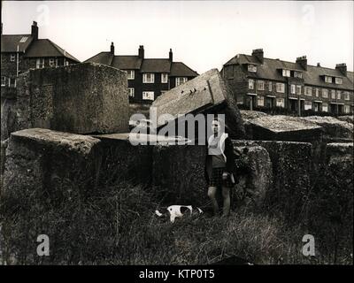 L'affaire du meurtre de Mary Bell 1955 - L'affaire du meurtre de Mary Bell - Photo : une femme marche non identifié près de la scène de la masse des déchets Patch connu comme ''Tin Lizzie'', où Brian Howe a été tué. Mary Bell est devenu notoire à 11 après avoir été reconnu coupable d'étrangler deux petits garçons. Mary Bell a peine à ''life'' de détention pour l'homicide involontaire coupable de 4 ans Martin Brown et 3 ans Brian Howe, à la morue, nouveau château écossais. La police a lancé une enquête et Mary Bell a été arrêté le samedi 25 mai 1968. (Crédit Image : © Keystone Photos USA/ZUMAPRESS.com) Banque D'Images