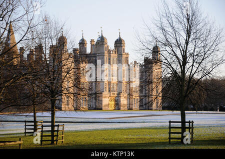 Burghley Park, Royaume-Uni. 28 Dec, 2017. Une belle scène d'hiver après la neige est tombée à Burghley Park, Stamford, Lincolnshire. Credit : Jonathan Clarke/Alamy Live News Banque D'Images