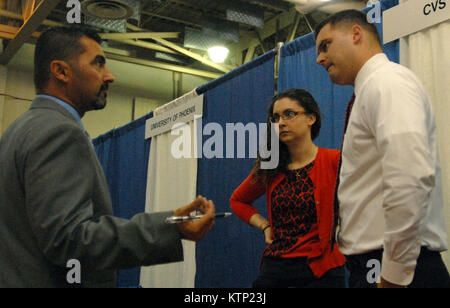 LATHAM, NY - l'Iraq veteran John Byrne (à gauche) parle avec CVS/pharmacy District Manager Melissa Cabot (milieu) et CVS/pharmacy Superviseur Michael Barton (à droite) à la Chambre de Commerce des États-Unis, l'embauche de nos héros" Salon de l'emploi tenue à New York la National Guard armory ici le 16 octobre. Plus de 200 anciens combattants et membres en service a profité de l'occasion pour rencontrer environ 70 employeurs potentiels et les organisations, y compris Northwestern Mutual Financial Network, Federal Express, General Electric, Time Warner Cable et National Grid. La Garde Nationale de New York a également accueilli "l'embauche de nos héros" Manifestations acros Banque D'Images