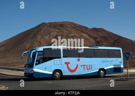 Un entraîneur Tui près de Playa Blanca, Lanzarote, îles Canaries, Espagne. Banque D'Images