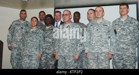 LATHAM- New York Garde nationale armée de soldats affectés à la logistique des troupes 53e commandement sont rejoint par le brig. Le général Michael Swezey, 53e commandant TC, et le Colonel Carlton Cleveland, TC 53e Chef d'état-major, au cours des cérémonies de reconnaissance de l'excellence de la logistique le 22 novembre. .(Photo de MSG Michelle Lindse ay) Banque D'Images