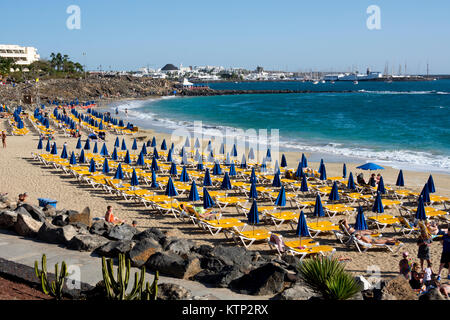 La plage de Playa Dorada, Playa Blanca, Lanzarote, îles Canaries, Espagne. Banque D'Images