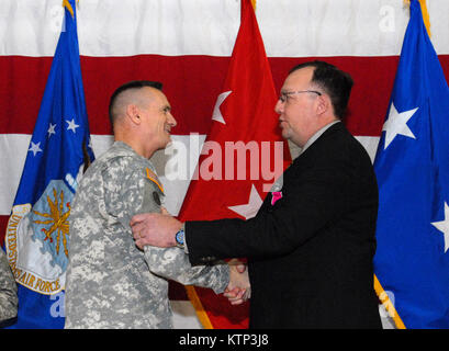 LATHAM , NY - le Général Patrick Murphy, l'adjudant général de l'État de New York (à gauche), serre la main avec le Colonel (retraité) Eric Olsen, l'ancien aumônier de la Garde Nationale de New York, après l'attribution de la Légion du Mérite Olsen lors de cérémonies ici le 13 décembre. Un vétéran de l'Irak et Saranac Lake résident, Olsen a pris sa retraite après 30 années de service. La cérémonie comprenait d'autres prix, enrôlements et une célébration de la 377e anniversaire de la Garde nationale. Banque D'Images