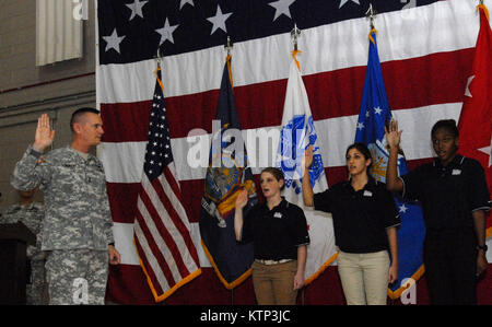 LATHAM , NY - le Général Patrick Murphy, l'adjudant général de l'État de New York (à gauche), jure dans certains nouveaux membres de l'Army National Guard de New York durant les cérémonies ici le 13 décembre. Les nouveaux soldats du serment de l'enrôlement sont (de gauche) PFC. Danielle Carl, de Slingerlands, N.Y. ; Pvt. Monica, Dinoto de Ballston Lake, New York) ; et Pvt. Nicolette Jackson de East Greenbush, N.Y. Les cérémonies inclus d'autres prix, enrôlements et une célébration de la 377e anniversaire de la Garde nationale. (U.S. Photo de l'armée par le Sgt. 1re classe Raymond Drumsta, New York Army National Guard) Banque D'Images