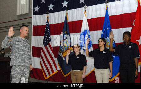 LATHAM , NY - le Général Patrick Murphy, l'adjudant général de l'État de New York (à gauche), jure dans certains nouveaux membres de l'Army National Guard de New York durant les cérémonies ici le 13 décembre. Les nouveaux soldats du serment de l'enrôlement sont (de gauche) PFC. Danielle Carl, de Slingerlands, N.Y. ; Pvt. Monica, Dinoto de Ballston Lake, New York) ; et Pvt. Nicolette Jackson de East Greenbush, N.Y. Les cérémonies inclus d'autres prix, enrôlements et une célébration de la 377e anniversaire de la Garde nationale. (U.S. Photo de l'armée par le Sgt. 1re classe Raymond Drumsta, New York Army National Guard) Banque D'Images