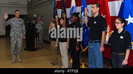 LATHAM , NY - le Général Patrick Murphy, l'adjudant général de l'État de New York (à gauche), jure dans certains nouveaux membres de l'Army National Guard de New York durant les cérémonies ici le 13 décembre. Les nouveaux soldats du serment de l'enrôlement sont (de gauche) PFC. Danielle Carl, de Slingerlands, N.Y. ; Pvt. Monica, Dinoto de Ballston Lake, N.Y. ; Pvt. Nicolette Jackson de East Greenbush, N.Y. ; Pvt. Andrew Rizzuto, d'Altamont, N.Y. ; et Pvt. Haley Smith, de Fort Ann, N.Y. Le Colonel Richard Goldenberg (au milieu à gauche, l'arrière-plan) rapporté les cérémonies, qui inclus prix et une célébration de la Garde Nationale" Banque D'Images