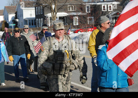 GLENS Falls, NY - New York le sergent de la Garde nationale de l'armée. 1re classe Jason Springer de Glens Falls, New York) participe à la 10e édition de la nuit de Noël Roadmarch ici le 24 décembre. Springer a été l'un des premiers membres du 2e Bataillon, 108ème Infantry déployée en Iraq lorsque l'événement a commencé en 2004. Depuis, il a fait partie de tous, mais l'un des événements de la veille de Noël. Les participants de l'Armée de New York et de la Garde nationale aérienne, des organisations d'anciens combattants, les membres de la famille et les appuis qu'il s'est avéré pour les 3,6 km à travers la ville de mars à l'appui de militaires déployés à travers le monde. Plus de 1 000 p Banque D'Images