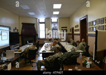 BUFFALO, NY-- Dirigeants de la Garde Nationale de New York's 153e Troupe de Cavalerie commande un moniteur vidéo à l'échelle de l'État à la conférence de Washington Street Armory ici le mercredi, 8 juin, à la suite d'une tempête de neige qui a frappé la région de Buffalo le 7 juin dans le même temps froid intense affecté le nord-est des États-Unis. La Garde Nationale de New York a mobilisé plus de 260 de l'armée et de la Garde nationale les membres du service d'être préparés à l'aide à l'orientation du nouveau gouverneur de New York Andrew Cuomo (U.S. Photo de la Garde nationale par le conseiller-maître Sgt. Raymond Lloyd, 107th Airlift Wing/ libéré) Banque D'Images