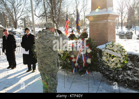 BUFFALO--Col. John Higgins, commandant de la Garde nationale aérienne de New York's 107th Airlift Wing, déposé une couronne sur la tombe du Président Fillmore Millar au nom du Président Barack Obama au cimetière Forest Lawn à Buffalo, N.Y., le 9 janvier, 2014. L'aile met une couronne sur la tombe du Fillmore, qui a servi comme président de 1850 à 1853 à l'anniversaire de sa naissance le 7 janvier 1800. Une importante tempête de neige a forcé la cérémonie, tenue conjointement avec l'Université de Buffalo, qui a fondé, à Fillmore Jan 9. Banque D'Images