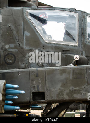 Les soldats du 4e bataillon du 227e Bataillon de Reconnaissance, d'attaque, 1e de cavalerie, maintenant sous la 42e Brigade d'aviation de combat, chargement d'un AH-64 Apache avec 2,75 pouces rockets lors d'un point de ravitaillement en armement de l'avant et de l'exercice avec une compagnie, 642e Bataillon de soutien à l'Aviation, 42e CAB, le 15 janvier 2014, près du Camp Buehring, le Koweït. La 42e CAB, New York, la Garde nationale est basée au Koweït et a pris le commandement de l'aviation de l'armée d'actif dans la région, dans le cadre de l'opération Enduring Freedom. (New York) Photo de la Garde nationale par la CPS. Harley Jelis/libérés) Banque D'Images