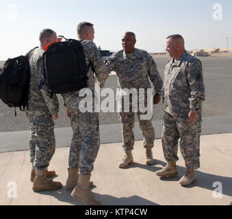 Koweït CAMP BUEHRING-- Le Général Major Patrick Murphy, l'adjudant général de New York , serre la main avec la commande le Sgt. Le major Jorge Vasquez, sergent-major de commandement de la 42e Brigade d'aviation de combat (cabine), au cours de sa visite de la brigade le 7 février 2014, sur le Camp Buehring, le Koweït. La 42e CAB est actuellement en déploiement au Koweït pour l'exploitation d'aéronefs à voilure rotative à l'appui de l'opération Enduring Freedom. (New York) Photo de la Garde nationale 1er lieutenant Jean Marie Kratzer/libérés) Banque D'Images