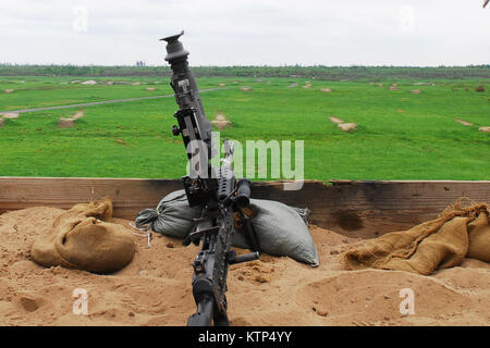 Les soldats de la Compagnie Alpha, 27e brigade bataillon des troupes spéciales, conduite avec l'entraînement au tir de mitrailleuse M240B et le M249 squad arme automatique pendant l'opération de gamme à Fort Drum, le 16 mai. Guardsman doivent maintenir un haut niveau de l'adresse au tir, et qualifier chaque année sur leur arme (photo US Army par la CPS. Alexander Recteur). Banque D'Images