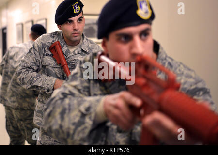 WESTHAMPTON BEACH, NY - Le Sergent George Liandrakis peut empiler jusqu'au cours d'un actif "shooter" scénario de formation, le 8 mars, 2014. Au cours de cette formation, les membres de la 106e Escadron des Forces de sécurité de répondre aux rapports d'une simulation de tir en milieu de travail. (New York Air National Guard / Senior Airman Christopher S Muncy / relâché) Banque D'Images