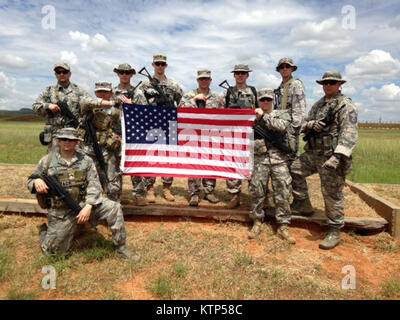 BLOEMFONTEIN,Afrique du Sud-- membres de l'Armée de New York et de la Garde nationale aérienne équipe participant à la lutte contre la concurrence d'Afrique du Sud Fusil ici prendre le temps de poser pour une photo sur le lundi 10 mars. Les 10 membres de l'équipe, composée de cinq soldats et cinq aviateurs, est en compétition contre 350 tireurs en provenance d'Afrique du Sud et d'autres nations. Jusqu'à présent, trois New York New York et un aviateur militaire ont reçu l'armée sud-africaine Qualification Carabine insigne. Tous les New-Yorkais sont dans le top 50 tireurs et Master Sgt. Pena-Rojas Jose de la 105th Airlift Wing est dans le top 6.Les membres Banque D'Images