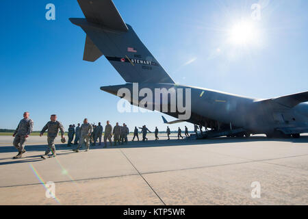 Moody Air Force Base--membres du 105e Escadron des Forces de sécurité hors de Stewart Air National Guard, N.Y., quitter un C-17 Globemaster III le 10 avril 2014, à Moody Air Force Base, Ga. Les aviateurs se sont rendus à Moody pour assister à une cérémonie commémorative en l'honneur de le s.. Todd Lobraico Jr., membre de leur unité qui est mort le 5 septembre 2013, à partir de blessures reçues lors de l'ennemi ont attaqué son unité d'armes légères près de Bagram Airfield, Afghanistan. (U.S. Air Force photo par un membre de la 1re classe Ryan Callaghan/libérés) Banque D'Images