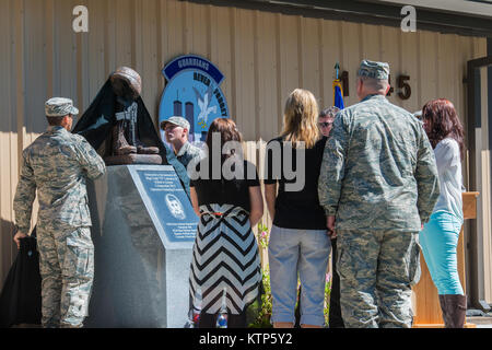 Moody Air Force Base --Les membres de la famille de New York Air National Guard Le s.. Todd Lobraico Jr. regarder comme un mémorial est inauguré en son honneur au cours d'une cérémonie le 10 avril 2014, à Moody Air Force Base, Ga. Lobraico a été affecté à la 105e Escadron des Forces de sécurité hors de Stewart Air National Guard Base, N.Y., et est mort le 5 septembre 2013, à partir de blessures reçues lors de l'ennemi ont attaqué son unité d'armes légères près de Bagram Airfield, Afghanistan. (U.S. Air Force photo par un membre de la 1re classe Alexis Millican/libérés) Banque D'Images