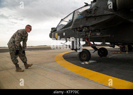 Le s.. Mark Rose, une armée de l'air l'arrimeur, vérifie le poids d'un AH-64 Apache exploité par 4e bataillon du 227e Bataillon de Reconnaissance, d'attaque, 42e Brigade d'aviation de combat, avant de le charger sur un C-17 après l'issue de l'exercice de l'amitié et fer à repasser Hawk 14 le 14 avril 2014, à Tabuk, Arabie saoudite. Fer à Repasser Hawk et l'amitié 14 Les forces de l'armée américaine participent à partir de la 42e CAB, New York, la Garde nationale et la 2e Brigade Combat Team, 4e Division d'infanterie, et la masse de l'Arabie Saoudite et les forces de l'aviation. Plus de semaines de pratique les deux armées axées sur l'amélioration de leur exploitation conjointe Banque D'Images