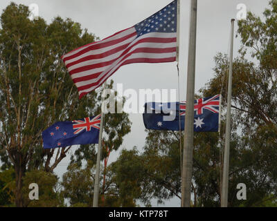 EXMOUTH, l'ouest de l'Australie-- le drapeau américain vole avec ceux de l'Australie et la Nouvelle-Zélande au cours des célébrations de l'ANZAC day ici le 25 avril en raison de la présence de New York Air National Guard aviateurs affecté à la 107e Escadron de génie civil. Les membres de la 107e Escadre de transport aérien, basé à la station de la Réserve aérienne de Niagara Falls, ont été en Australie la construction d'un nouvel établissement à S.E. Holt Communications maritimes gare ce qui permettra l'installation d'un nouveau espace profond surviallance antenne radar étant expédiés de l'Antigua. L'Anzac Day est une maison de vacances en Australie et en Nouvelle Zélande et commémore th Banque D'Images