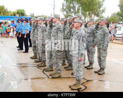 EXMOUTH, l'ouest de l'Australie-- New York Air National Guard aviateurs affecté à la 107e Escadron de génie civil militaires durant les cérémonies de l'ANZAC day qui a eu lieu ici le 25 avril. Les membres de la 107e Escadre de transport aérien, basé à la station de la Réserve aérienne de Niagara Falls, ont été en Australie la construction d'un nouvel établissement à S.E. Holt Communications maritimes gare ce qui permettra l'installation d'un nouveau espace profond surviallance antenne radar étant expédiés de l'Antigua. L'Anzac Day est une maison de vacances en Australie et en Nouvelle Zélande et commémore l'héroïsme de l'Australian and New Zealand Corps pendant la Première Guerre mondiale et dans tous les c Banque D'Images