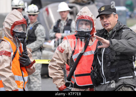 ORISKANY, N.Y.-- près de 600 militaires de la New York, New Jersey et Puerto Rico Garde nationale a mené un exercice de formation à la protection civile de l'État de New York, Centre de formation ici du 28 avril au 2 mai 2014. Les membres de la Garde nationale ici sont une partie de l'équipe d'intervention de la Région II d'origine, qui couvre également les îles Vierges. Les évaluateurs de l'extérieur du Joint Interagency Training and Education Centre de la Virginie de l'Ouest formé le HRF pour leur prochaine évaluation de validation. Les premiers intervenants civils et acteurs spécialement formés ont été amenés pour l'exercice en Banque D'Images