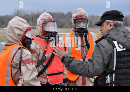 ORISKANY, N.Y.-- près de 600 militaires de la New York, New Jersey et Puerto Rico Garde nationale a mené un exercice de formation à la protection civile de l'État de New York, Centre de formation ici du 28 avril au 2 mai 2014. Les membres de la Garde nationale ici sont une partie de l'équipe d'intervention de la Région II d'origine, qui couvre également les îles Vierges. Les évaluateurs de l'extérieur du Joint Interagency Training and Education Centre de la Virginie de l'Ouest formé le HRF pour leur prochaine évaluation de validation. Les premiers intervenants civils et acteurs spécialement formés ont été amenés pour l'exercice en Banque D'Images